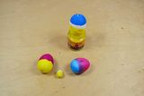 Die kleineren Eier einfach direkt eintauchen.      Tipp: Sie können auch Färbepulver in Wasser auflösen und in einem flachen Gefäß färben.