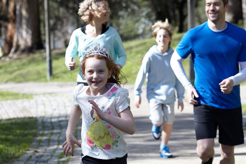 Familien-Fitness: Aktiv durch den Frühling - mit Felix Neureuther und Disney MACH MIT!
