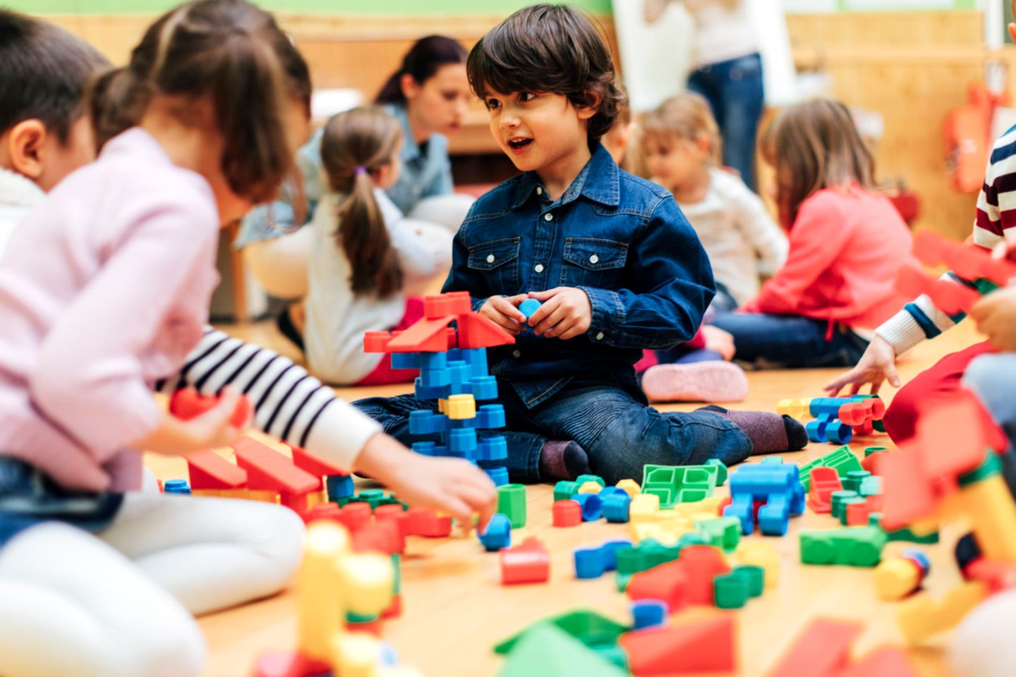 Kind spielt im Kindergarten
