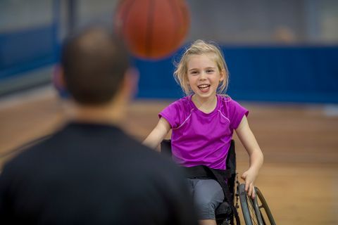 Mädchen spielt Rollstuhl-Basketball