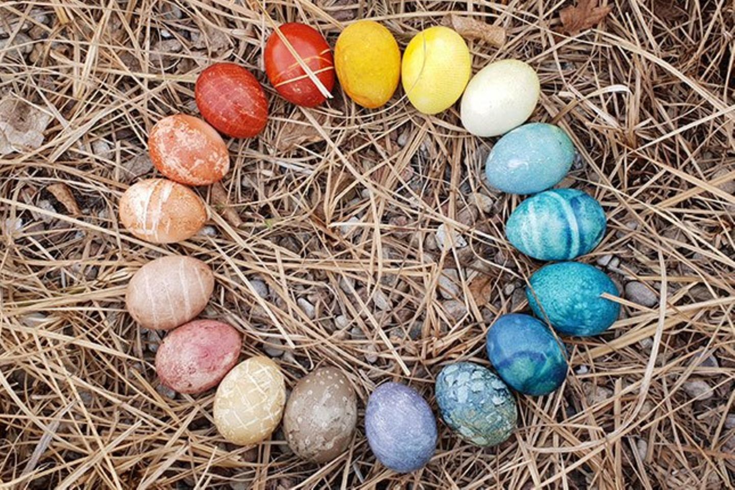 Eier färben So klappt es mit natürlichen Farbstoffen   Eltern.de