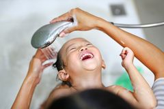 Mädchen in der Wanne beim Haarewaschen