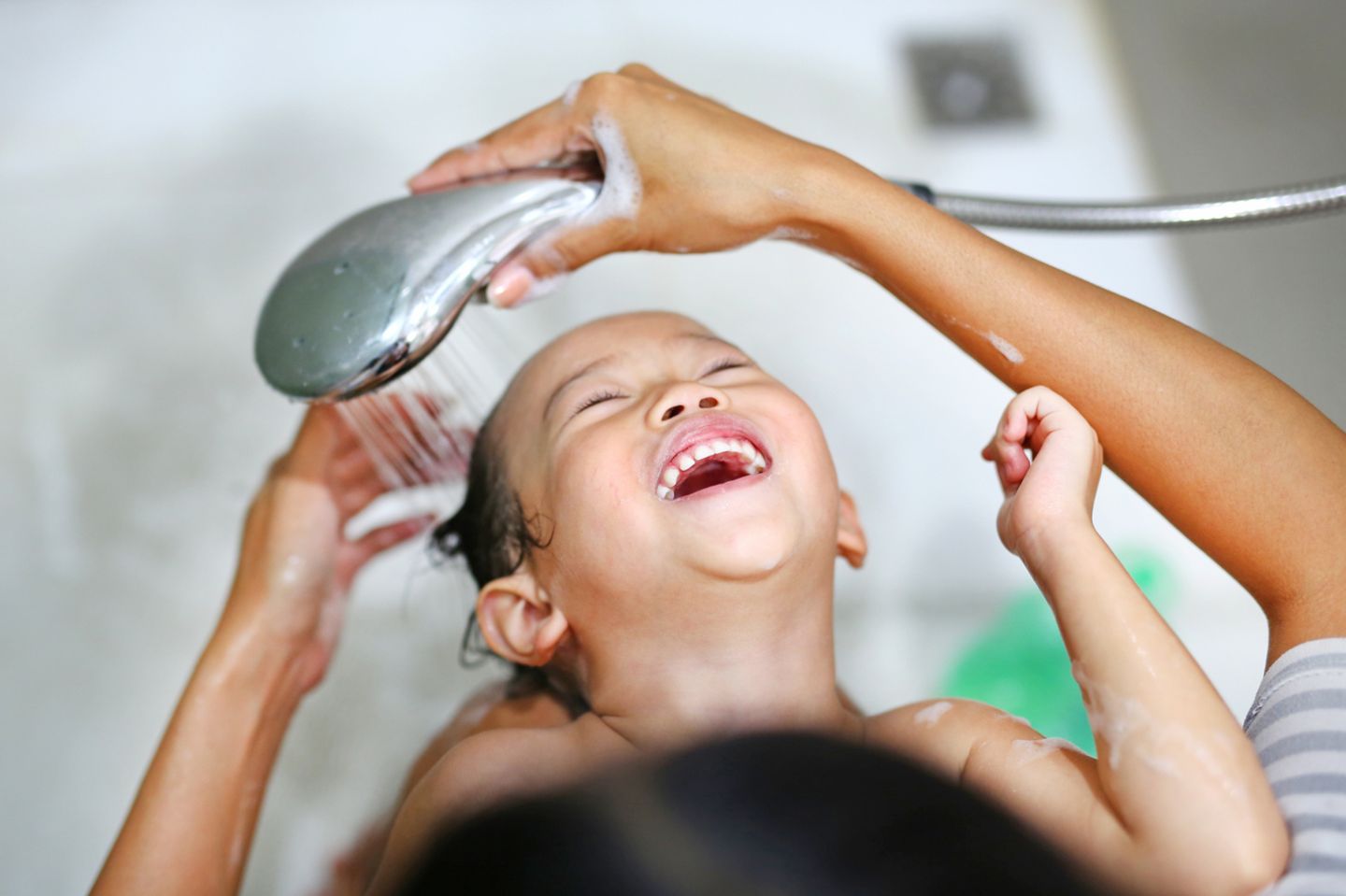 Mädchen in der Wanne beim Haarewaschen