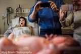Vater fotografiert Neugeborenes