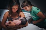Mutter, Neugeborenes und große Schwester