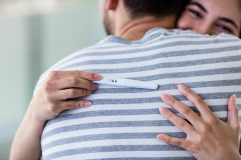Paar mit Schwangerschaftstest