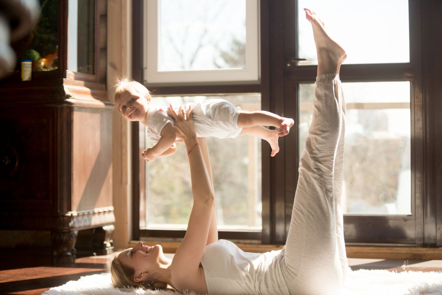 Mutter und Baby beim Yoga