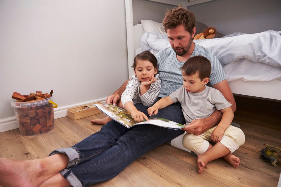 Vater liest Kindern Geschichten vor