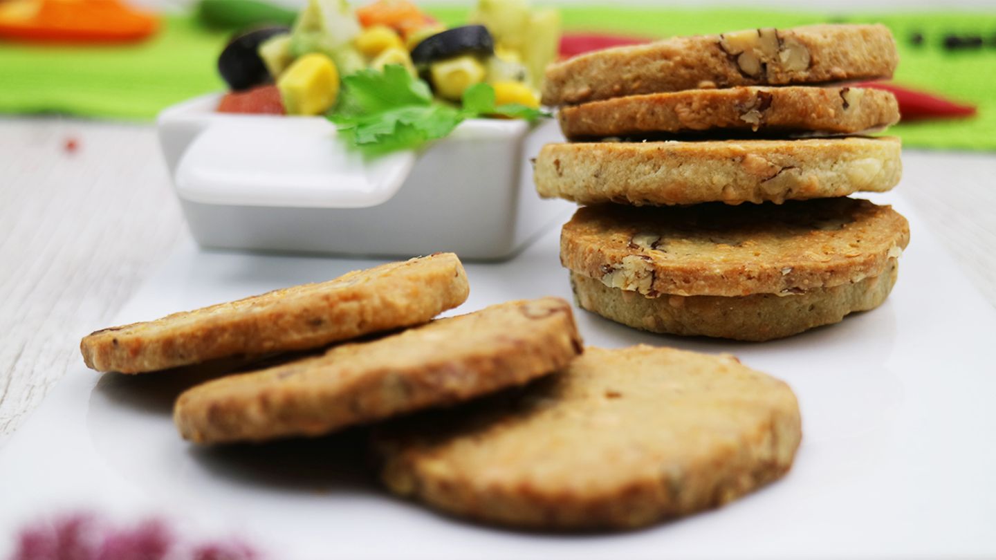 Gorgonzola-Cracker mit Avocado-Mais-Salsa | Eltern.de Gorgonzola-Cracker mit Avocado-Mais-Salsa | Eltern.de