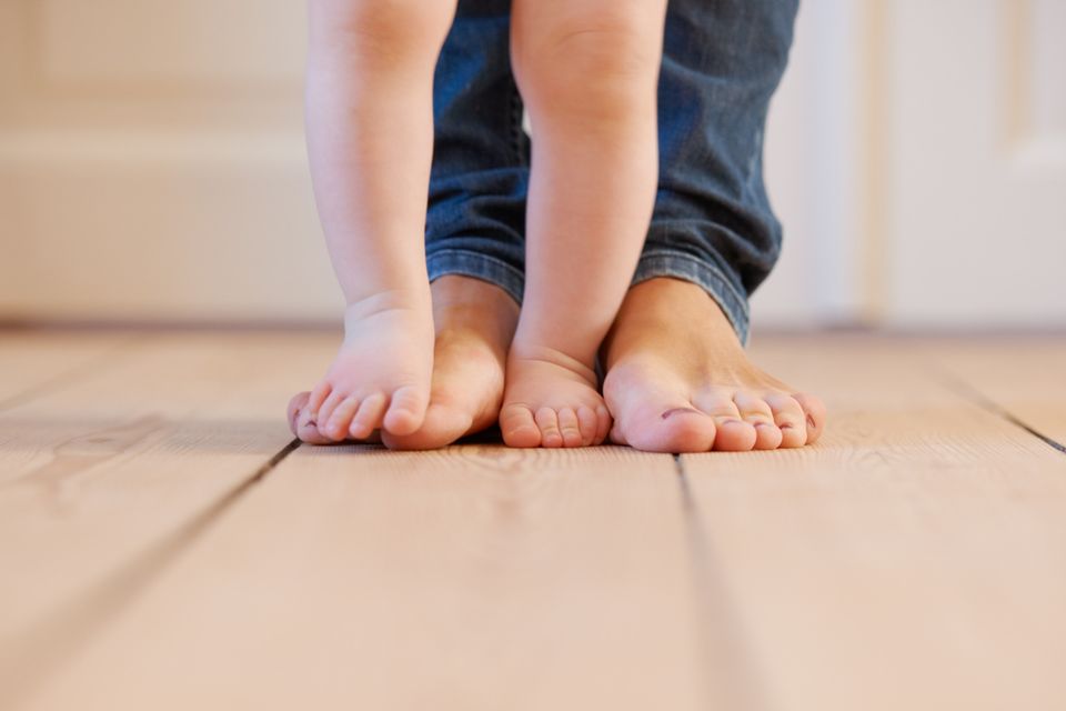 Laufen lernen: Motorik: Wie und wann lernen Babys laufen?