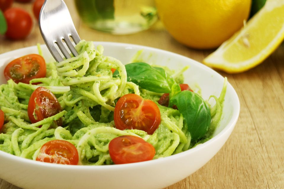 Rezepte: Zucchini-Nudeln mit cremigem Avocado-Pesto