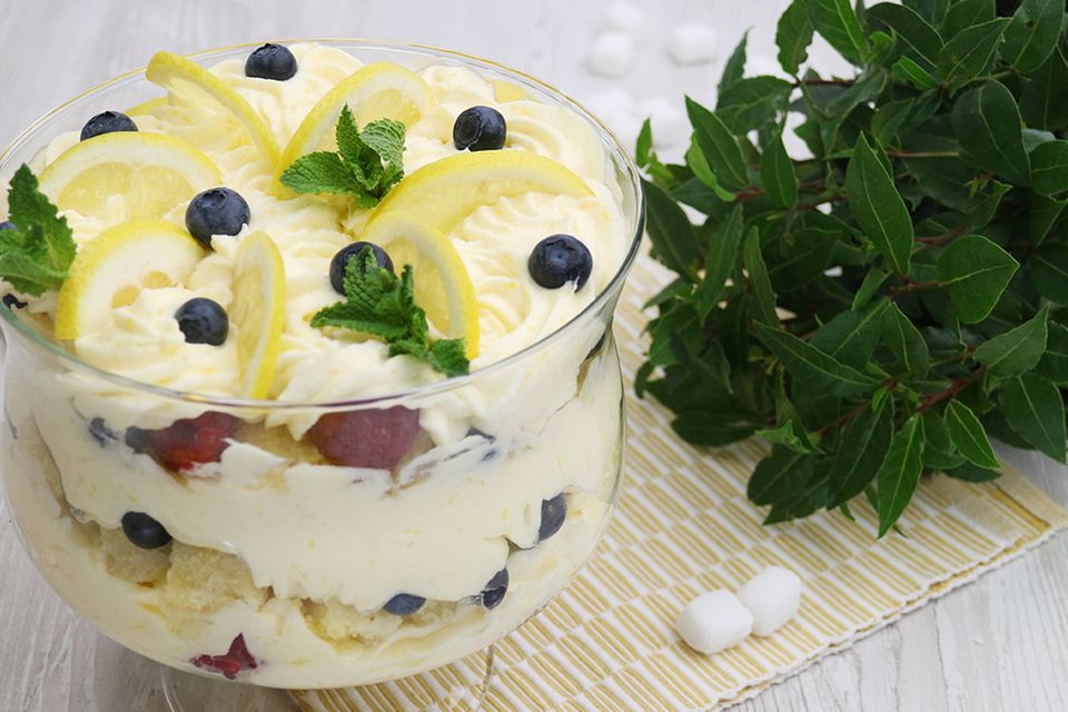 Rezepte: Schicht-Dessert mit Zitronen und Beeren