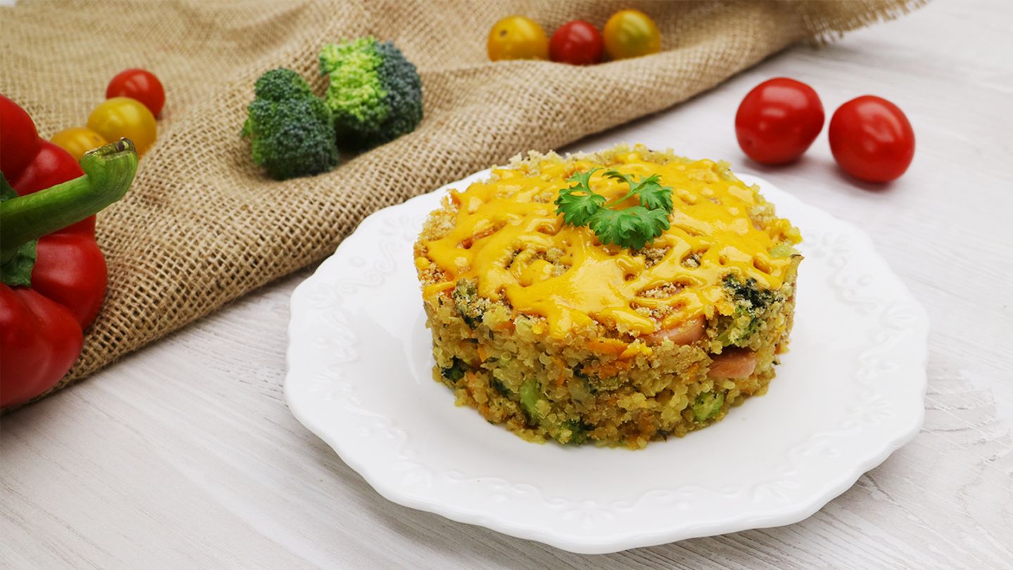 Familien-Küche: Quinoa-Auflauf mit Würstchen und Brokkoli | Eltern.de