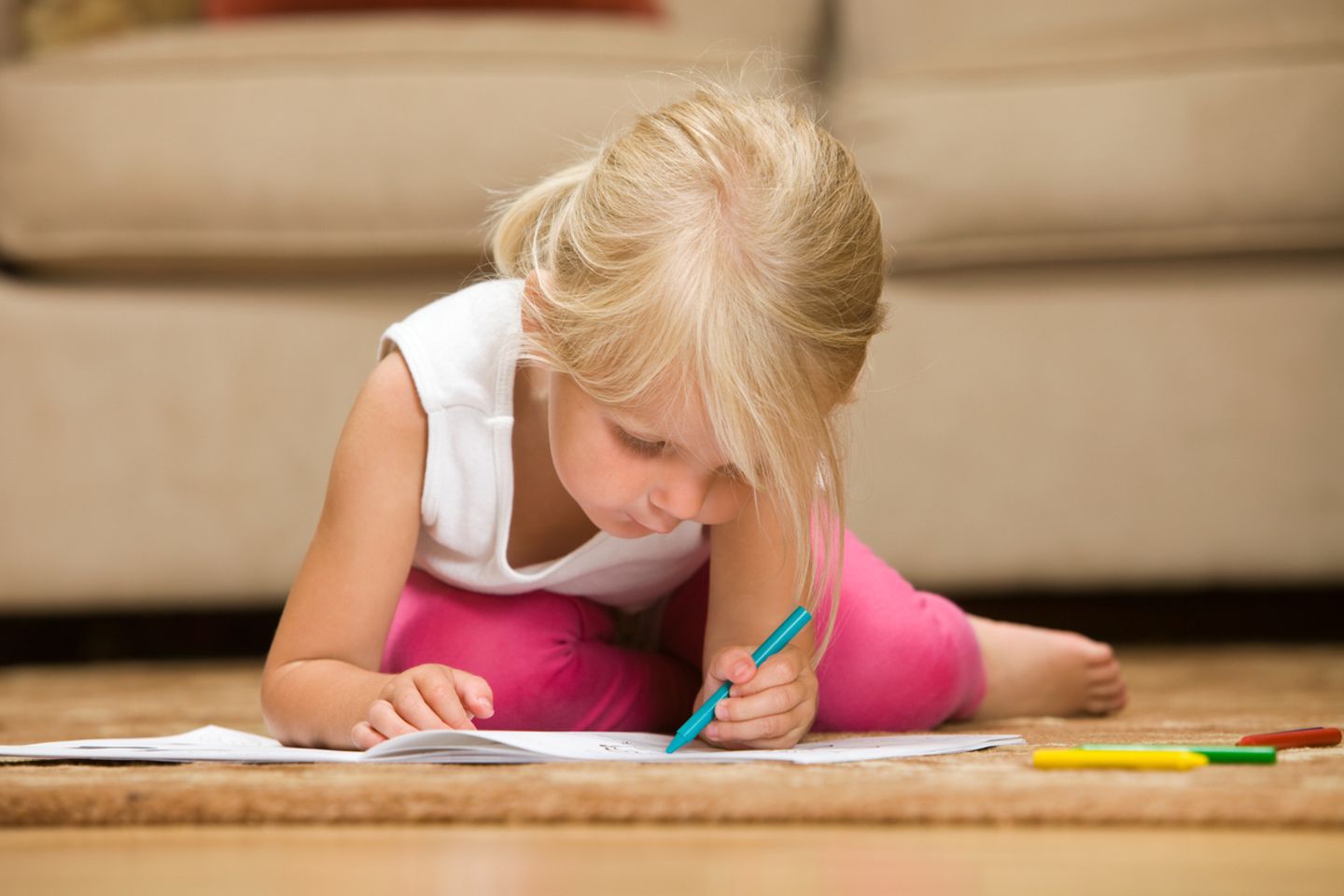 Kleines Mädchen malt mit Links