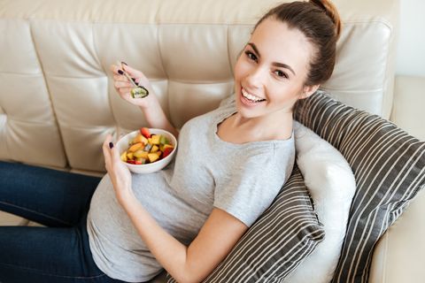 Schwangere isst Obstsalat