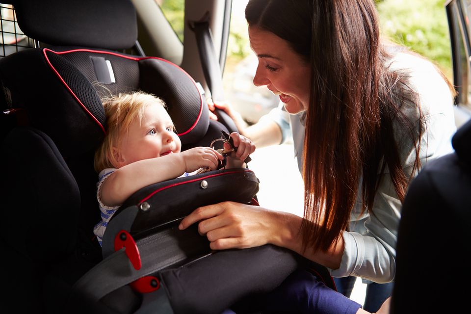 Autokindersitze: Kindersitze fürs Auto: Worauf Eltern beim Kauf achten müssen