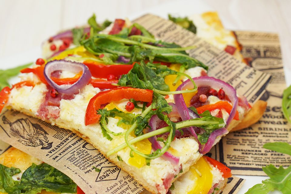 Rezepte: Helle Pizza mit Salami und Paprika
