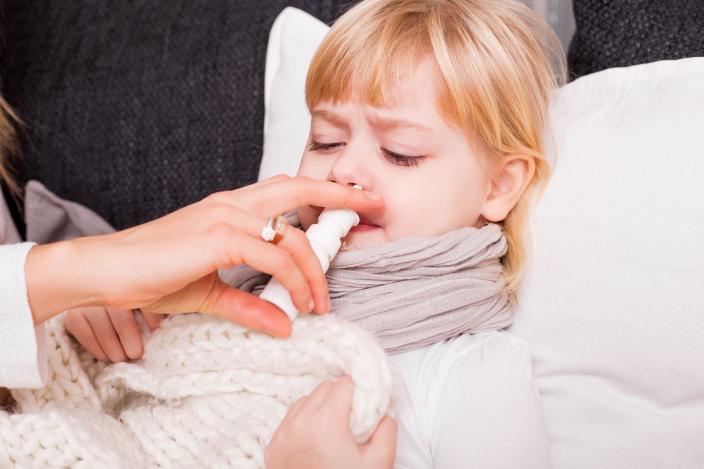 Krankes Kleinkind bekommt Nasentropfen