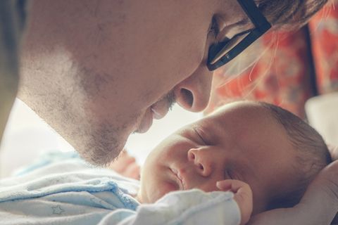 Väter und Babys Kennenlernen