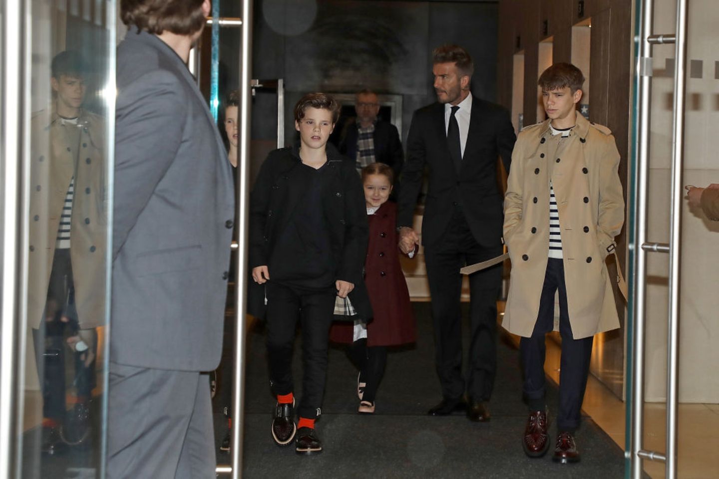 David Beckham gilt für viele als der Poster-Dad einer neuen Väter-Generation. Nach dem Karriereende tauschten der Fußballer und seine Frau die Rollen. Heute ist Victoria erfolgreiche Mode-Designerin und Geschäftsfrau. David hält derzweil zu Hause die Stellung, kümmert sich um die vier Kinder und steht am Herd. Auf seinem Instagram-Kanal können ihn Fans beim Haare schneiden, Kuchen backen oder dem Bau eines großen Lego-Disneyschloss für Tochter Harper bewundern.