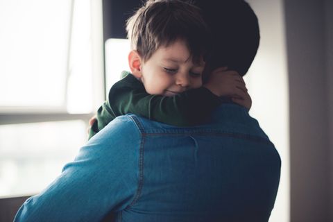 Vater kuschelt mit Kind