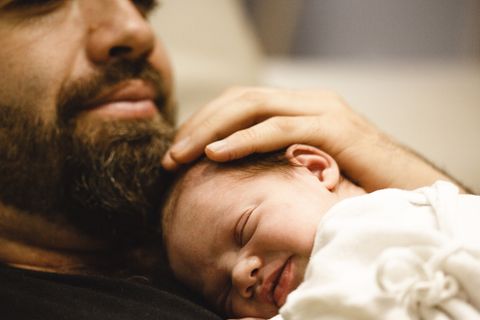 Vater kuschelt mit Baby