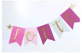 Ein tolles Deko-Element im Kinderzimmer, bei der Taufe oder auf dem Geburtstag! Der Name des Kindes kann auf Wimpelketten in drei verschiedenen Farben gedruckt und so individuell angefertigt werden. Gefunden bei www.kleinefestschmiede.de