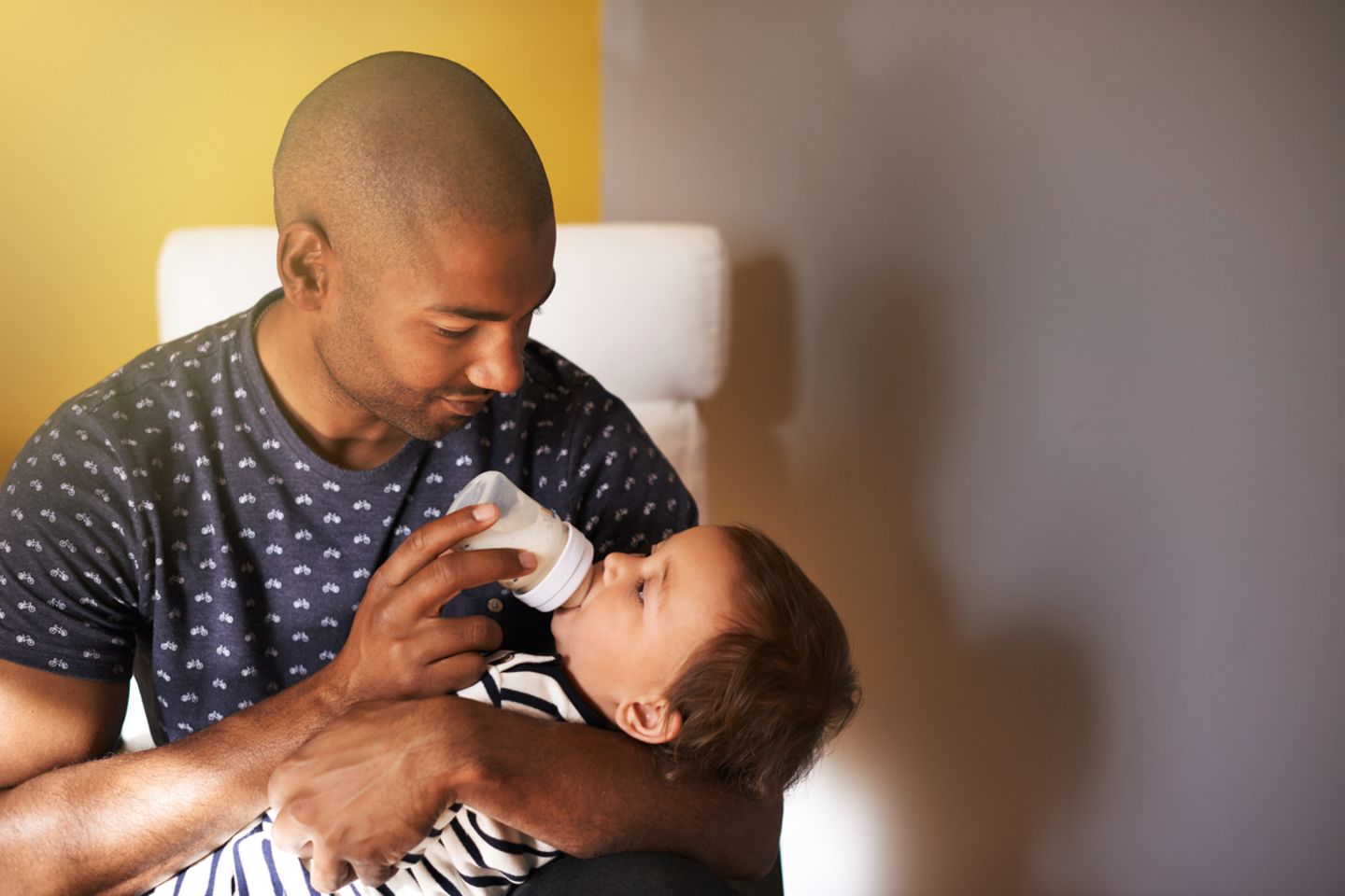 Babys sind gerne überall mit dabei, auch beim Essen. Perfekt dafür: Babyschalen für Hochstühle. So können sie direkt mit am Tisch sitzen. Doch auch am Stillen kannst du dich als Papa beteiligen, zumindest indirekt. Zum Beispiel kannst du dein Kind etwas rumtragen und ihm helfen, ein Bäuerchen zu machen. Achtung, leg dir ein Spucktuch über die Schulter, falls dir dein Hemd oder Pullover lieb ist. Noch einfacher ist die Beteiligung bei Kindern, die Milchpulver oder abgepumpte Muttermilch bekommen. Dann kann Papa sogar komplett das Füttern übernehmen. Auch den ersten Brei darf gerne Papa füttern.