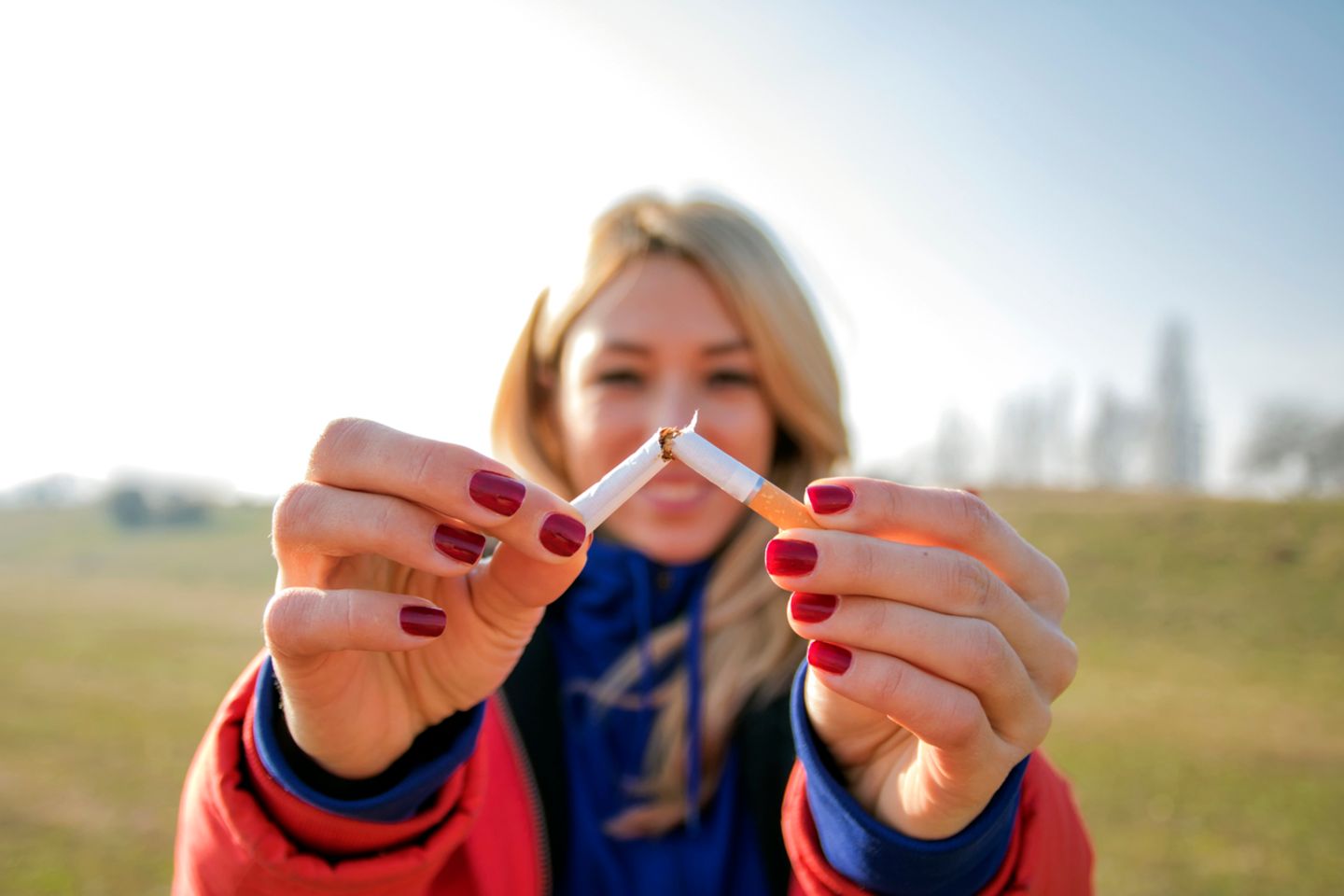 Frau zerbricht Zigaretten