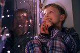 Ho, ho, ho - wer sieht den Schlitten um die Ecke biegen? Kleine Weihnachtsmannbeobachter und Christkindspäher haben viel Ausdauer. Ein trittsicherer Stuhl vor dem Fenster, ein gemütliches Kissen auf der Fensterbank, ein Fernglas, eine Taschenlampe, um den dämmrigen Weg vor dem Haus auszuleuchten und ein bisschen Plätzchenproviant verkürzen die Warterei.