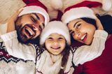 Die Kinder und der Hund haben bereits schicke rot-weiße Nikolausmützen auf - vielleicht traut Papa sich ja auch. Ein Foto von der ganzen Familie im X-mas-Look ist ein netter Adventsgruß für liebe Menschen. Einfach auf ein Stück rote Pappe aufkleben und auf die Reise schicken.