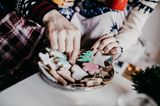 Das alles gehört zur Adventszeit: Vanillekipferl, Lichterketten, Tannenzweige ... halt, nicht zu viel verraten, sonst ist das Spiel nicht mehr spannend! Für das 8. Dezember-Spiel braucht man nur eine Tüte Russisch Brot. Jeder Mitspieler zieht einen süßen Buchstaben heraus. Den Keks darf der essen, dem zu seinem (Anfangs-)Buchstaben ein weihnachtliches Wort einfällt. Der Spieler, vor dem die meisten Buchstaben liegen, wenn die Tüte leer ist, hat leider verloren. Er darf aber ein paar Trost-Buchstaben knabbern. Ein Wortspiel von A wie Adventskranz bis Z wie Zimtstern.
