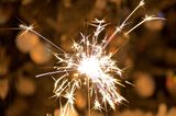Damit die Geschenke auch garantiert ankommen: Ein kleines Wunderkerzen-Feuerwerk auf dem Balkon oder ein bunt sprühender Vulkan vor der Haustür weisen den Weg. Verkauft wird vor Ende Dezember nur jugendfreies Feuerwerk - das heizt die Vorfreude noch einmal an, ohne dass die Eltern mit den Augen rollen, weil's kracht und gefährlich werden könnte.