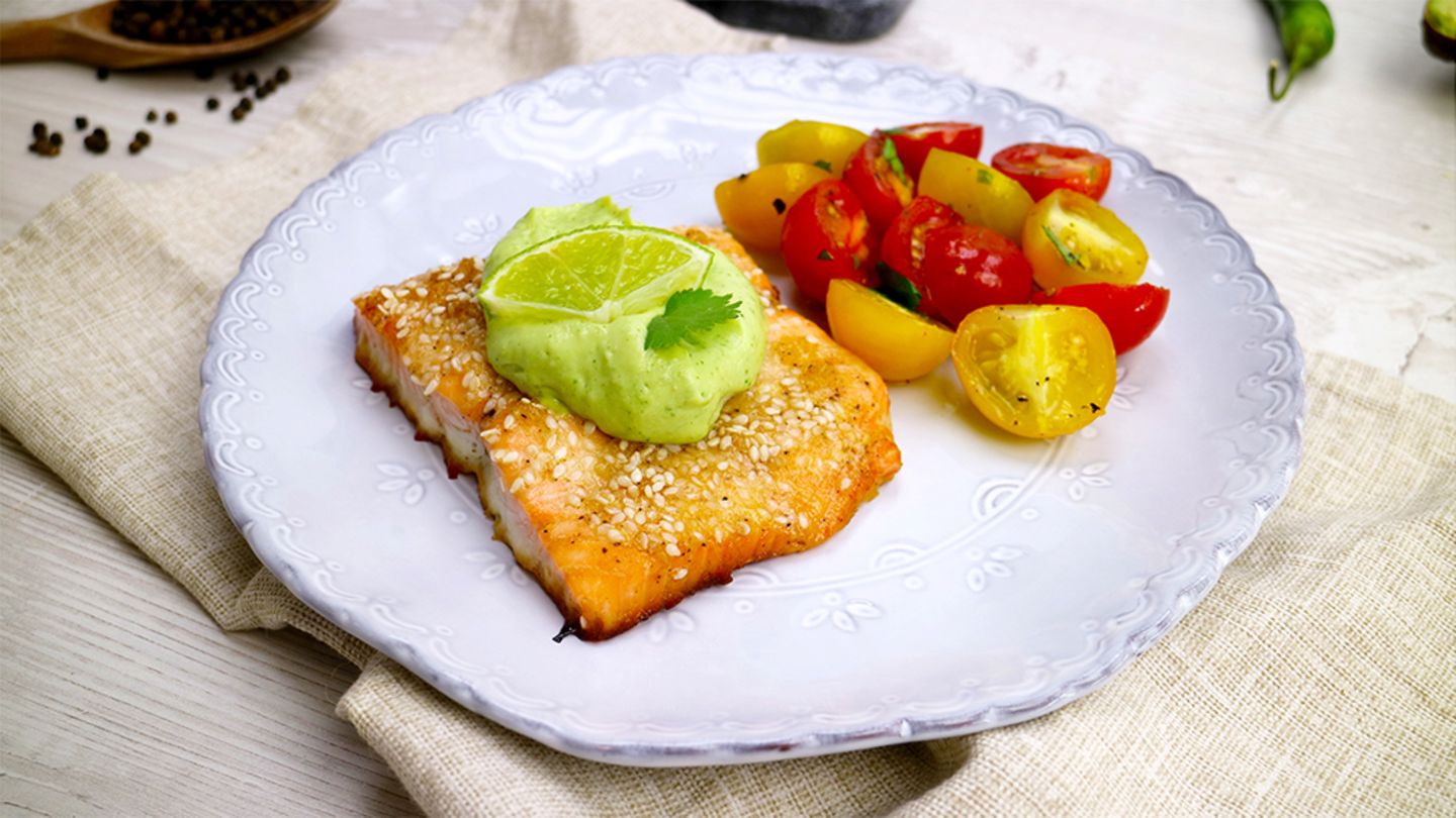 Lachs mit Avocado-Limetten-Creme | Eltern.de