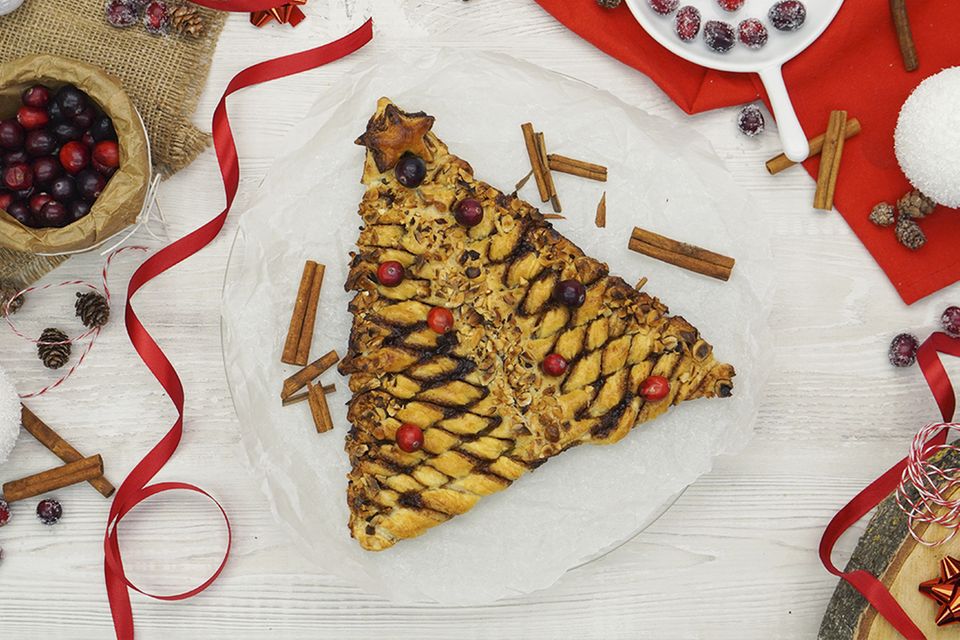 Rezepte: Weihnachtsbaum aus Blätterteig mit Zimtfüllung