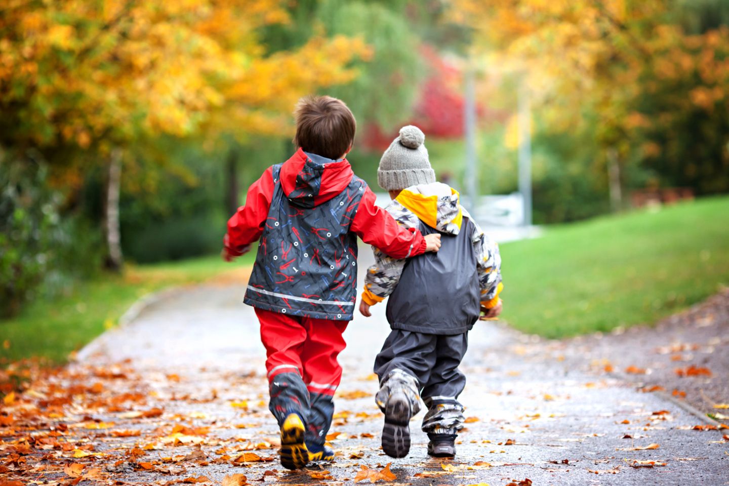 Kinder spielen im Herbst draußen
