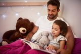 Kind liest Vater vor