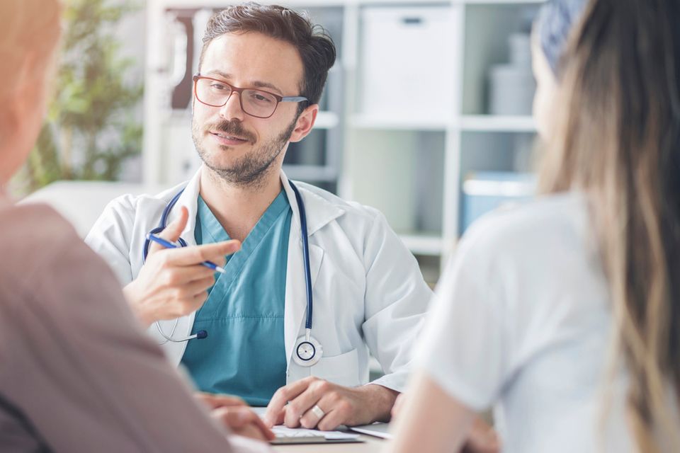 Arzt im Gespräch mit Patienten