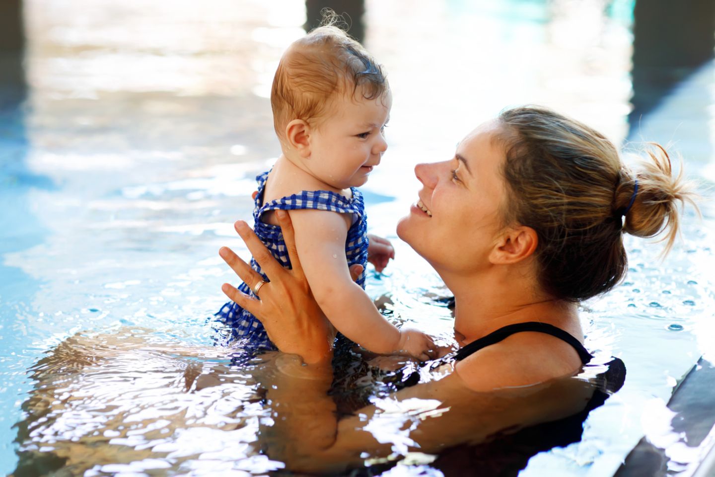 Mama und Baby schwimmen