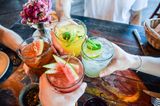 6. Alkoholfreie Cocktails mixen    Informiert euch über alkoholfreie Cocktails oder kreiert eure ganz eigenen Rezepte. Die schwangere Braut freut sich bestimmt über ein leckeres Cocktail-Testing, bei dem sie sich entspannen kann.    