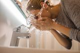 Wer sich lieber im Bad abschminkt, kann dabei gerne mal zum Babyshampoo greifen. Es ist deutlich hautschonender als herkömmliche Makeup-Entferner und mindestens genauso effektiv. Doch vor allem entfernt es ruck zuck alle Schmink-Reste, Staub und Dreck des Tages. Außerdem ist es meistens auch noch schonender für den Geldbeutel und sowieso schon im Haushalt vorhanden. 