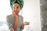 Haare waschen ist das eine, aber das Föhnen danach ist ein echter Zeitfresser. Die Lösung: Probier doch einfach mal ein Mikrofaster-Handtuch zum Haare abtrocken aus. Es saugt das Wasser super auf, trocknet die Haare besser und halbiert damit auch die Föhnzeit. 