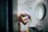 Eigentlich haben deine Haare mal wieder dringend eine Haarkur nötig, aber das Leben mit Kind lässt 15 Minuten Beauty-Zeit einfach nicht zu? Greif beim nächsten Mal Windel kaufen in der Drogerie einfach zu einer Overnight-Kur, die über Nacht im Haar verbleibt und erst am nächsten Morgen wieder ausgespült wird. Hast du die Kur im Haar, setze zur Nacht am besten eine Duschhaube auf oder binde dir ein Handtuch um, damit dein Kissen nicht vollgeschmiert wird. Bei einigen Produkten wird der Haarschutz auch gleich mitgelfiefert. Noch ein kleiner Tipp zur Anwendung: Schmiere die Kur nur in die Haarlänge und nicht auf die Kopfhaut.        