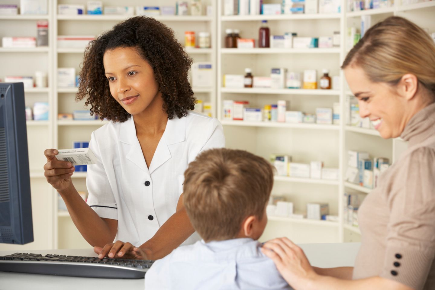 Apotheke Frau und Kind