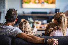 Familie schaut Fernsehen