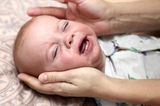 Baby weint mit laufender Nase