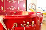 Sieh dir möglichst mehrere Entbindungsstationen an. Du spürst dann relativ schnell, welche Bedeutung der Entbindung im Wasser beigemessen wird: Steht die Badewanne in einem mehr oder weniger freundlichen Kämmerchen (weil man heute den Frauen eben Wassergeburten anbieten muss), oder ist das Element Wasser fester Bestandteil der Geburtshilfe? Im letzten Fall findest du alles, was man zu einer Wassergeburt braucht, in unmittelbarer Nähe zum Kreißzimmer. Frag auch bei den Hebammen in den Kliniken nach, wie hoch der Anteil der Frauen ist, die ihr Baby im Wasser bekommen. Liegt die Quote der Wassergeburten bei mindestens 25 Prozent, hat die Klinik die Idee Wassergeburt verinnerlicht.