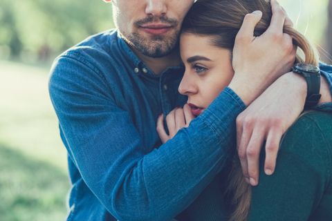 Fehlgeburt: trauerndes Paar