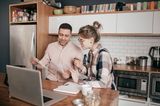 Ein Paar spricht über Finanzen