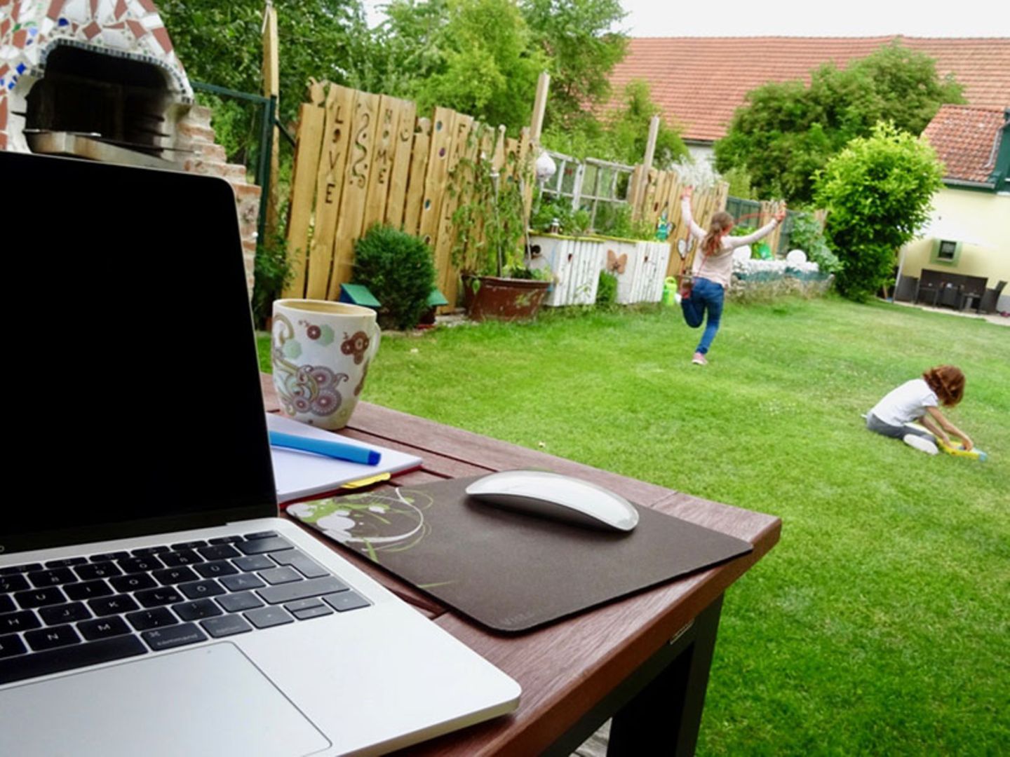 Mumslife Blog Arbeit am Laptop Kinder im Garten Mumslife Blog Arbeit am Laptop Kinder im Garten
